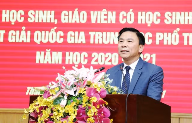 Ông Đỗ Trọng Hưng, Bí thư Tỉnh ủy Thanh Hóa biểu dương ngành giáo dục Thanh Hóa.