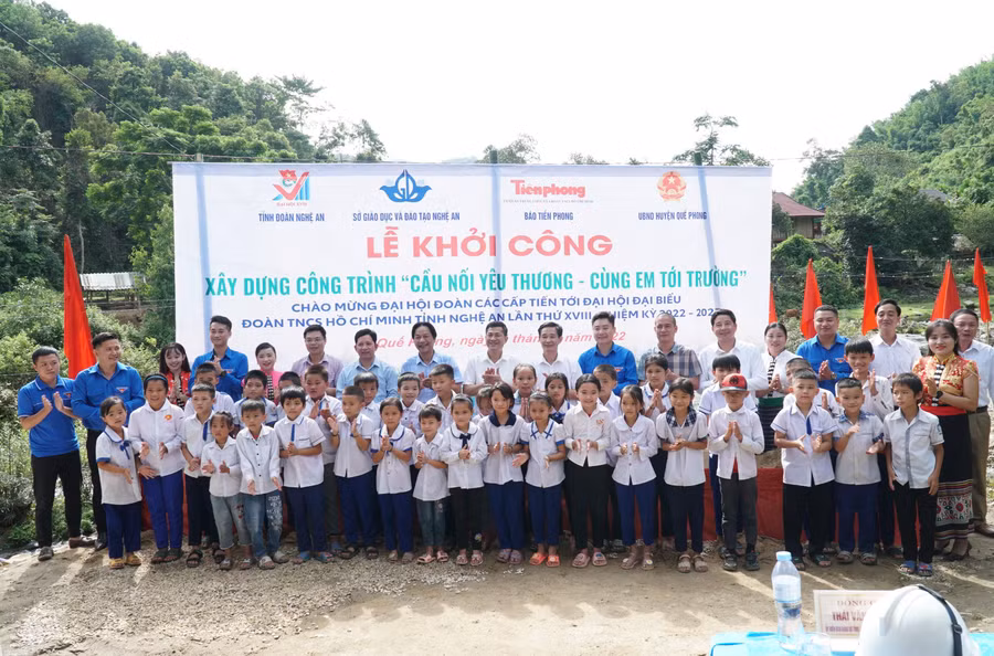 Công đoàn GD Nghệ An cùng Sở GD&amp;ĐT kết nối, huy động nguồn lực từ các tổ chức, đơn vị, nhà hảo tâm và cán bộ nhà giáo, người lao động toàn ngành xây dựng cầu dân sinh ở các điểm bản lẻ, với tổng số tiền gần 2,7 tỷ đồng.