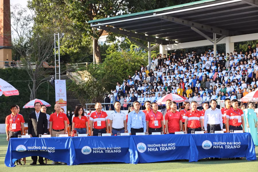 Các đại biểu, khán giả tham gia lễ khai mạc vòng chung kết SV Cup 2023. Ảnh: NTU.