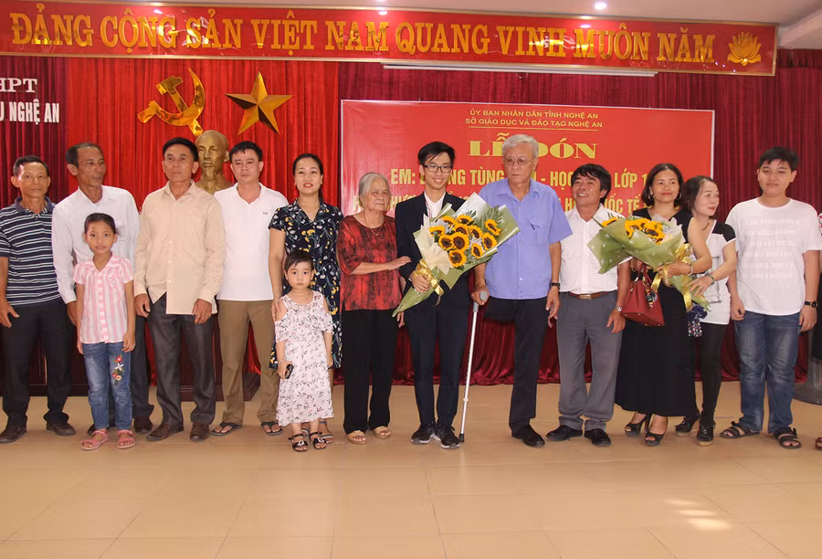 Gia đình phấn khởi, tự hào với thành tích xuất sắc mà Dương Tùng Lâm mang về cho trường, cho quê hương Gia đình phấn khởi, tự hào với thành tích xuất sắc mà Dương Tùng Lâm mang về cho trường, cho quê hương