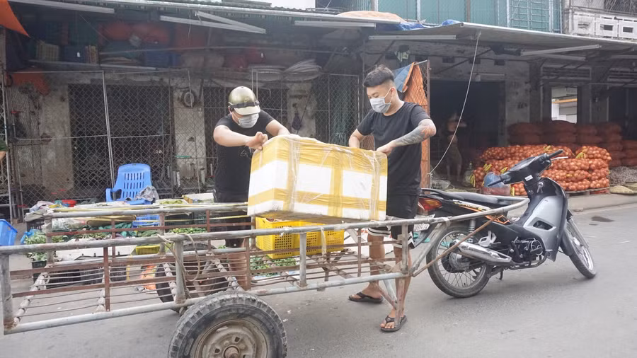 Đây là chợ nông sản lớn, lượng hàng hóa chủ yếu là đồ tươi sống, khó bảo quản lâu ngày. Bà con tiểu thương huy động hết lực lượng con cháu trong gia đình ra vận chuyển sơ tán hàng hóa.