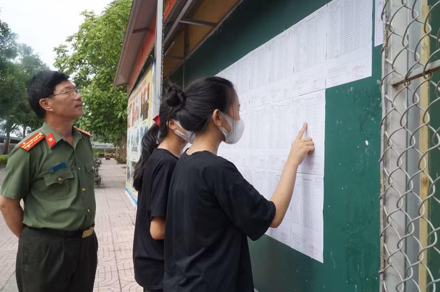 Thí sinh dự thi tuyển sinh vào lớp 10 THPT năm 2022 tại Nghệ An. Ảnh: Hồ Lài. Thí sinh dự thi tuyển sinh vào lớp 10 THPT năm 2022 tại Nghệ An. Ảnh: Hồ Lài.