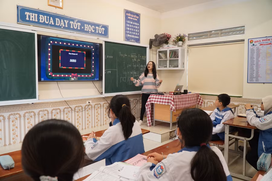Giờ học tiếng Anh tại Trường THCS Trung Đô (TP Vinh, Nghệ An). Ảnh: Hồ Lài.