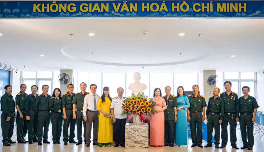 Đại biểu dâng hoa tưởng niệm Chủ tịch Hồ Chí Minh tại Không gian Văn hóa Hồ Chí Minh của Trường Đại học Tài chính - Marketing. Ảnh: K.H