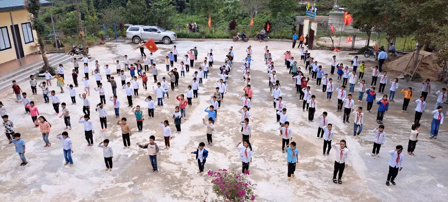 Giờ chào cờ, tập trung học sinh sau kỳ nghỉ tết nguyên đán Giáp Thìn tại Trường Phổ thông DTBT Tiểu học Đoọc Mạy (huyện Kỳ Sơn, Nghệ An). Ảnh: NTCC