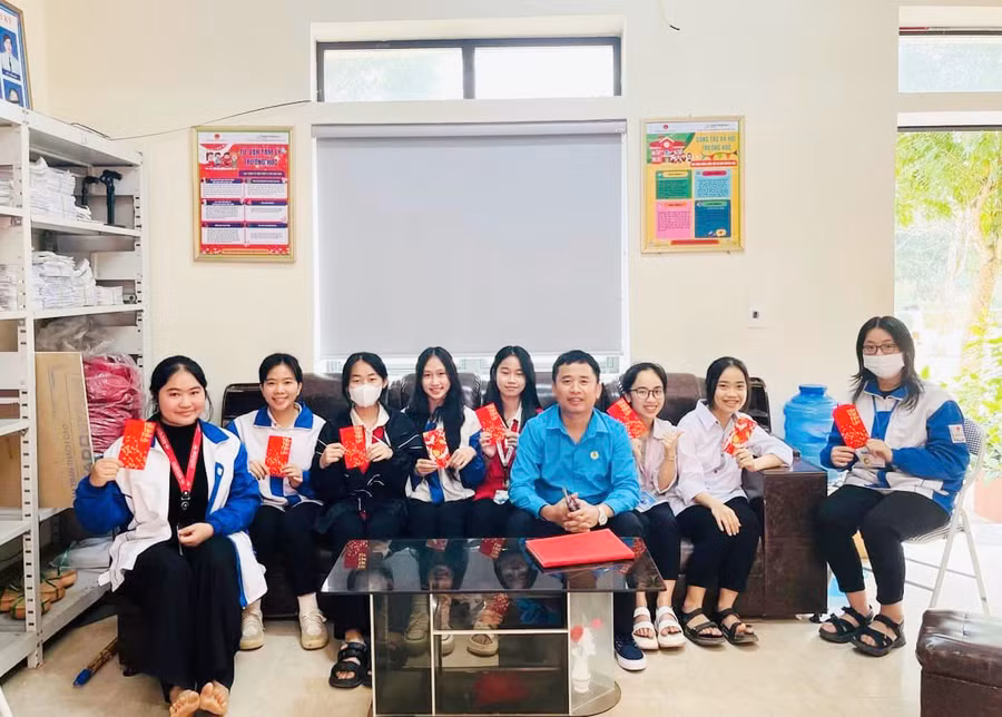 Thầy giáo Trường THPT Thanh Chương 3 lì xì may mắn cho học sinh trong buổi đầu tiên tới trường sau Tết. Ảnh: NVCC Thầy giáo Trường THPT Thanh Chương 3 lì xì may mắn cho học sinh trong buổi đầu tiên tới trường sau Tết. Ảnh: NVCC