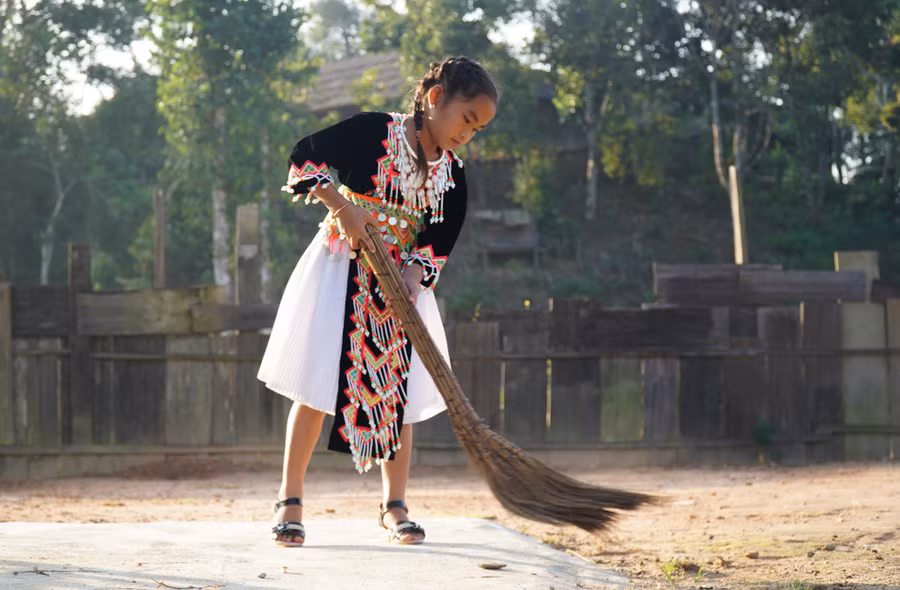Học sinh quét dọn vệ sinh trước và sau lễ khai giảng để khuôn viên trường lớp được sạch đẹp