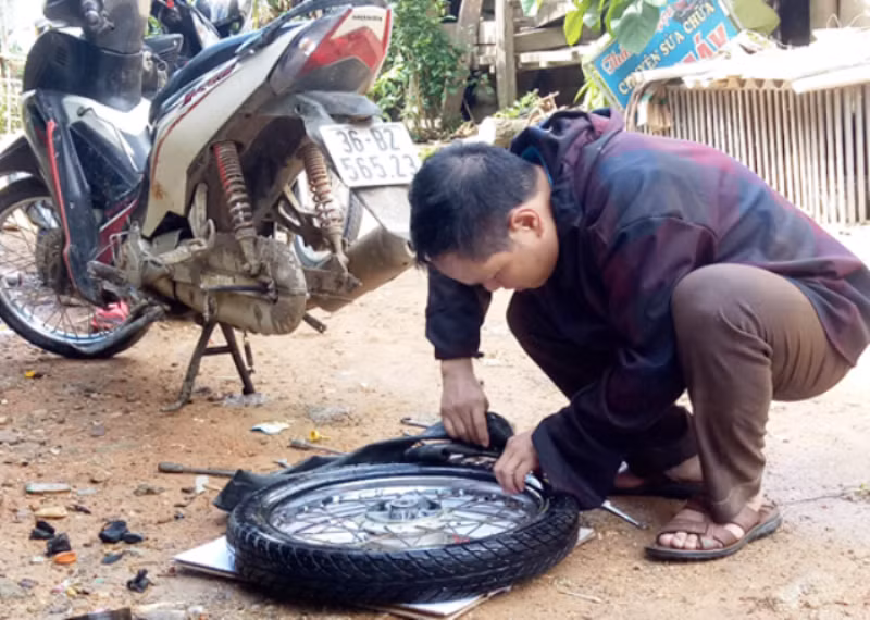 Trên đường đến điểm trường, xe bị hỏng nên thầy Lang Văn Long tự tay mình sửa chữa. Ảnh: NVCC. Trên đường đến điểm trường, xe bị hỏng nên thầy Lang Văn Long tự tay mình sửa chữa. Ảnh: NVCC.