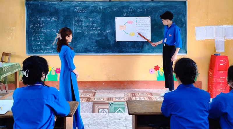 Nữ giáo viên Vi Thị Thu Hằng đang ôn luyện cho học sinh tại trường. Ảnh: NVCC. Nữ giáo viên Vi Thị Thu Hằng đang ôn luyện cho học sinh tại trường. Ảnh: NVCC.
