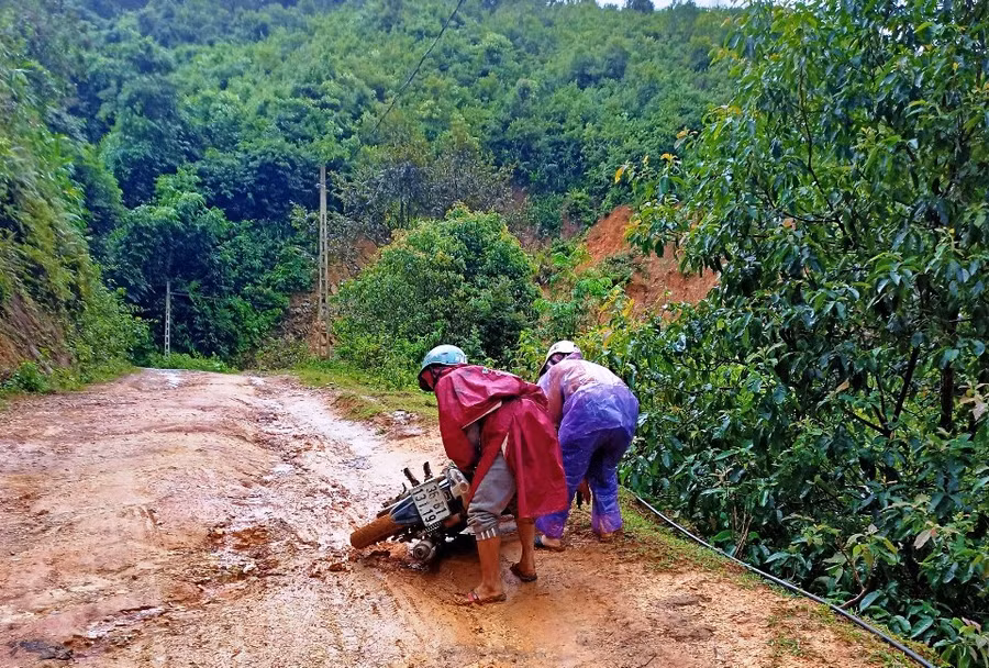 Hai nữ GV mầm non vào điểm trường bản Ón bị đổ xe. Ảnh: Thu Huyền. Hai nữ GV mầm non vào điểm trường bản Ón bị đổ xe. Ảnh: Thu Huyền.