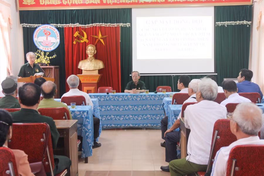Cuộc gặp mặt thường niên của những nhà giáo nhập ngũ năm 1972 Cuộc gặp mặt thường niên của những nhà giáo nhập ngũ năm 1972