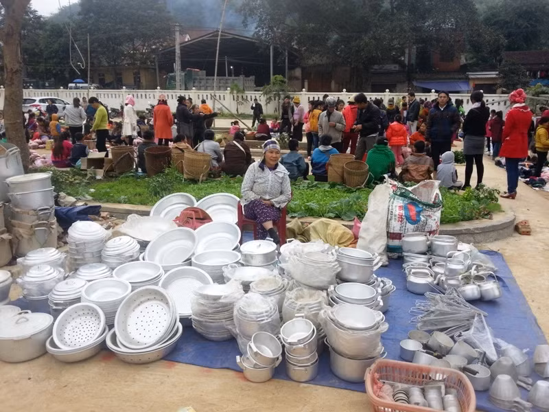 Đồ gia dụng được bày bán ở chợ.