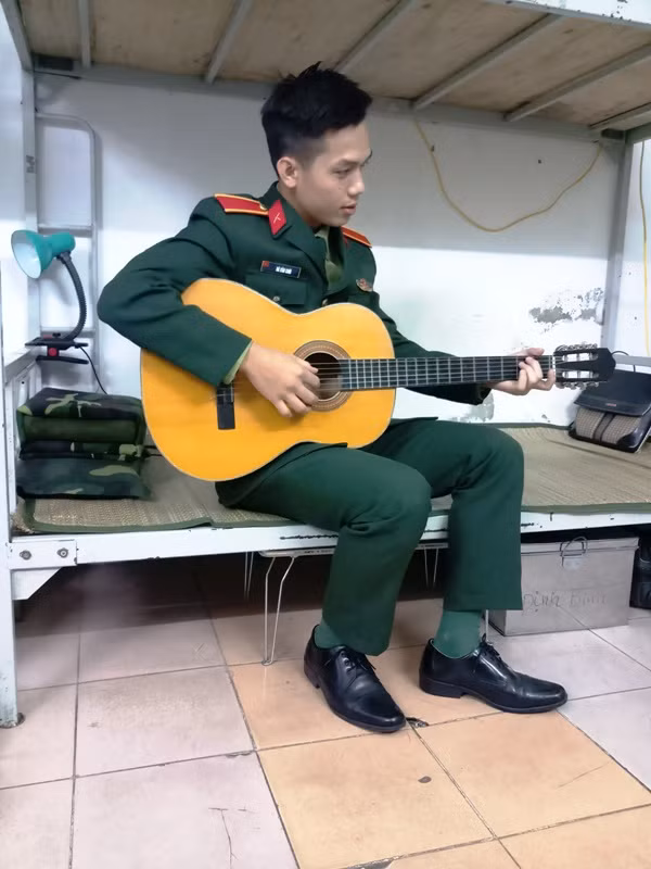 Những lúc rảnh rỗi, Hà Văn Chời tập chơi đàn ghi ta. Những lúc rảnh rỗi, Hà Văn Chời tập chơi đàn ghi ta.