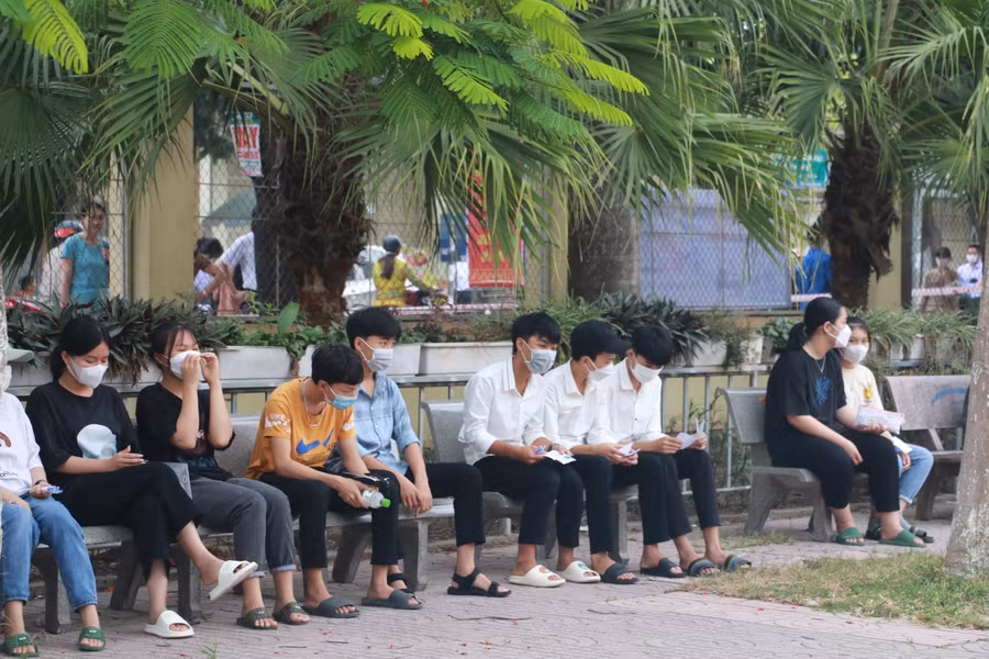 Thí sinh đến sớm đợi trước giờ thi tại điểm thi Trường THPT Quỳnh Lưu 1 (huyện Quỳnh Lưu, Nghệ An).
