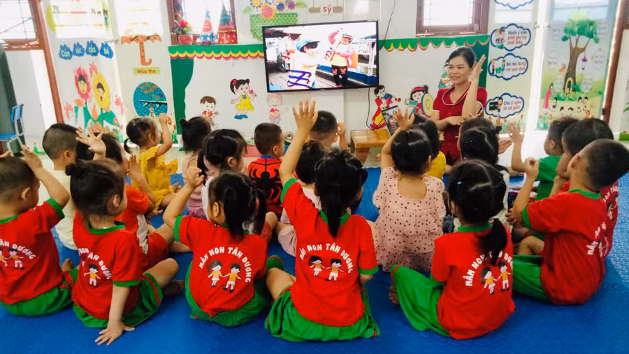 Định Hóa là huyện miền núi còn nhiều khó khăn tuy nhiên tất cả các điểm trường chính đều đã được kết nối internet do đó việc ứng dụng CNTT trở nên dễ dàng và thuận lợi hơn. Định Hóa là huyện miền núi còn nhiều khó khăn tuy nhiên tất cả các điểm trường chính đều đã được kết nối internet do đó việc ứng dụng CNTT trở nên dễ dàng và thuận lợi hơn.