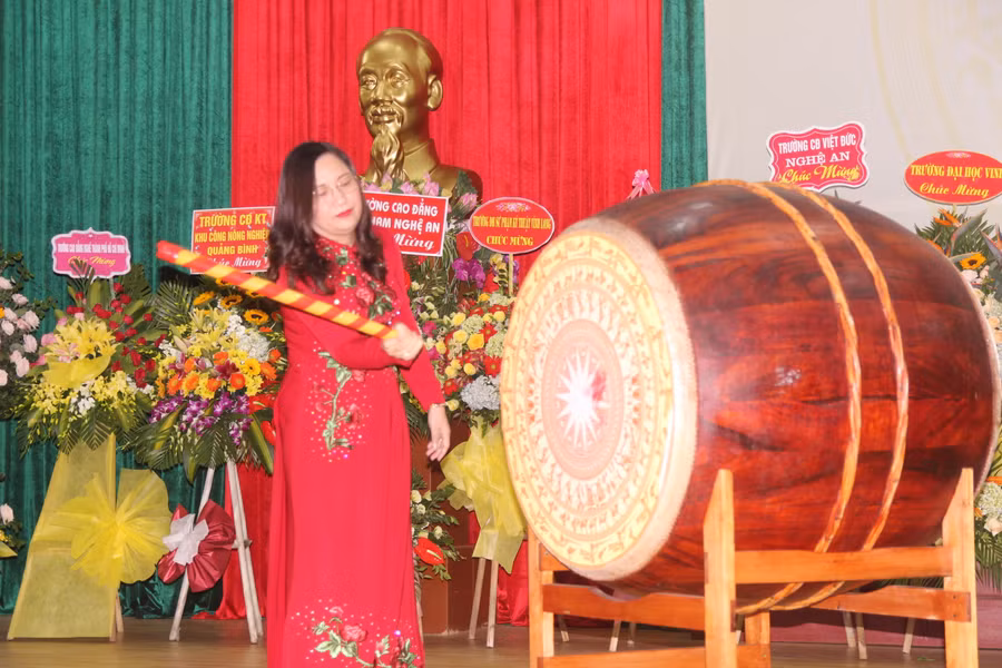 Hiệu trưởng Trường ĐH SPKT Vinh đánh trống khai giảng năm học mới