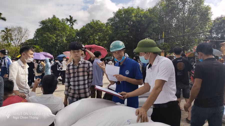 Trường THPT lập danh sách phân phối gạo được cấp phát về cho học sinh diện dân tộc bán trú theo Nghị định 116. Ảnh: Ngô Chiến Thắng.