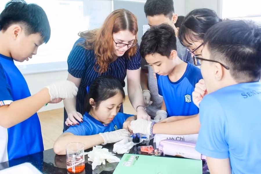 Các “Nhà Khoa học SenTia” chăm chú trong hoạt động “Nhuộm mẫu tế bào”