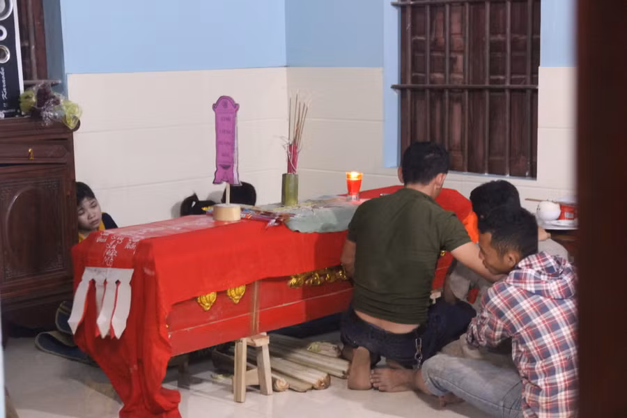 Người thân em Ngân đau đớn bên linh cữu