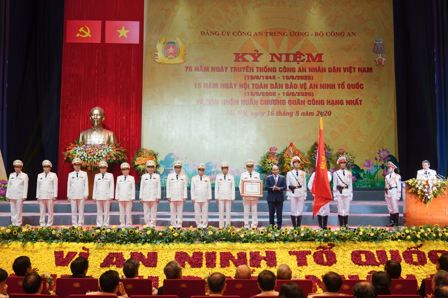 Thay mặt lãnh đạo Đảng, Nhà nước, Thủ tướng Nguyễn Xuân Phúc trao Huân chương Quân công hạng Nhất cho lực lượng CAND Việt Nam. Ảnh: VGP/Quang Hiếu