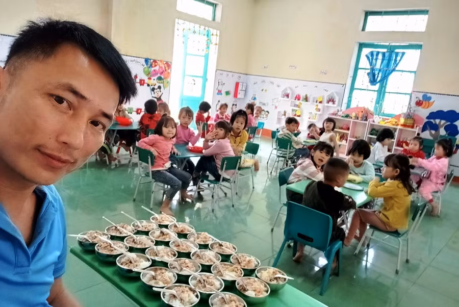 Thầy giáo Bùi Văn Anh chuẩn bị cho trẻ ăn bán trú tại lớp học. Ảnh: NVCC.