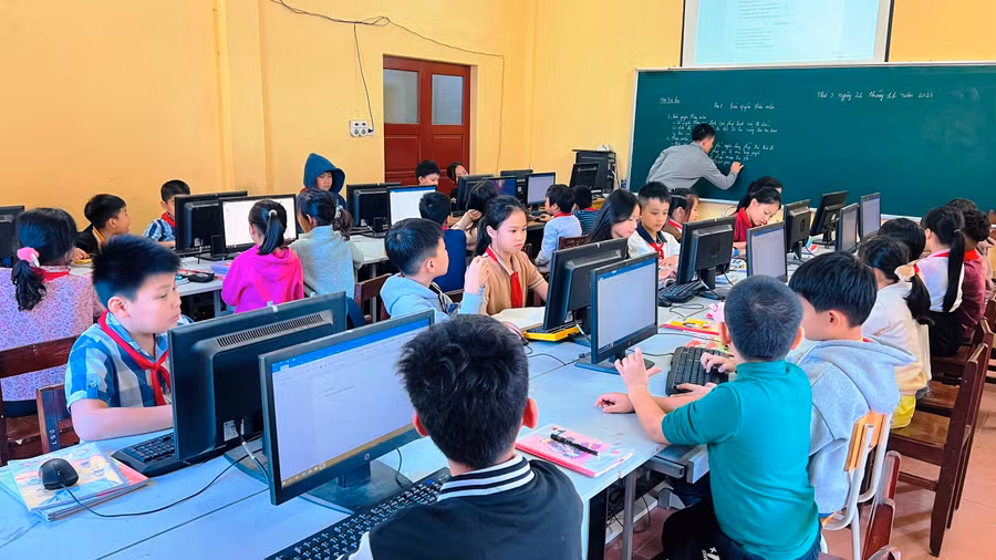 Giờ Tin học của học sinh Trường TH&amp;THCS thị trấn Mường Lát (Thanh Hóa). Ảnh: TL.