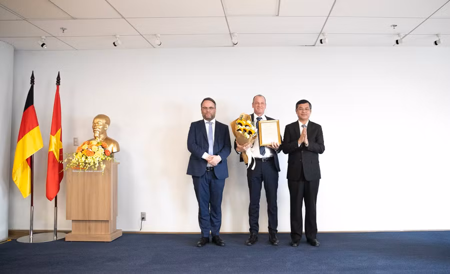 GS Rene Thiele được bổ nhiệm làm Hiệu trưởng Trường Đại học Việt Đức. Ảnh: VGU
