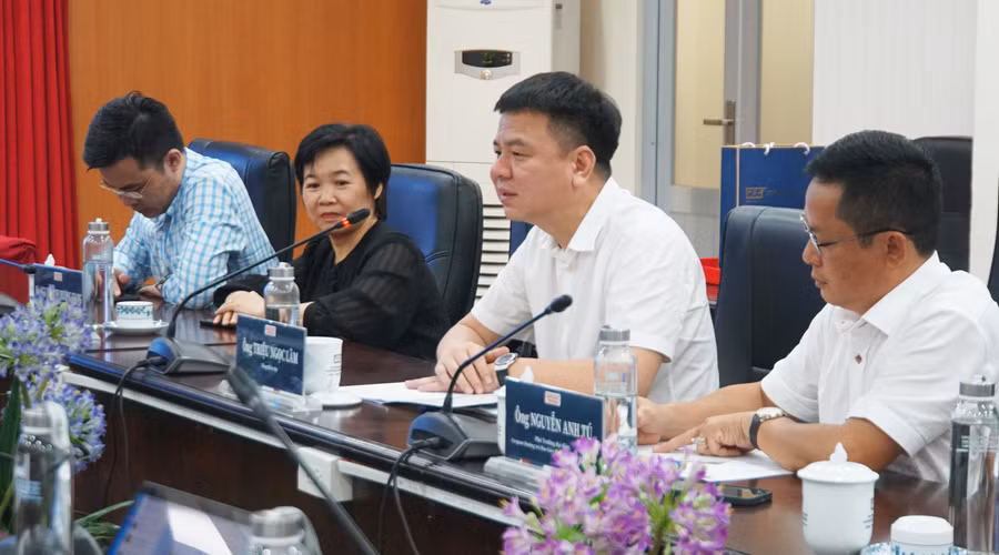 Nhà báo Triệu Ngọc Lâm, Tổng biên tập Báo Giáo dục và Thời đại trao đổi những nội dung cụ thể về thỏa thuận hợp tác. Ảnh: Mạnh Tùng