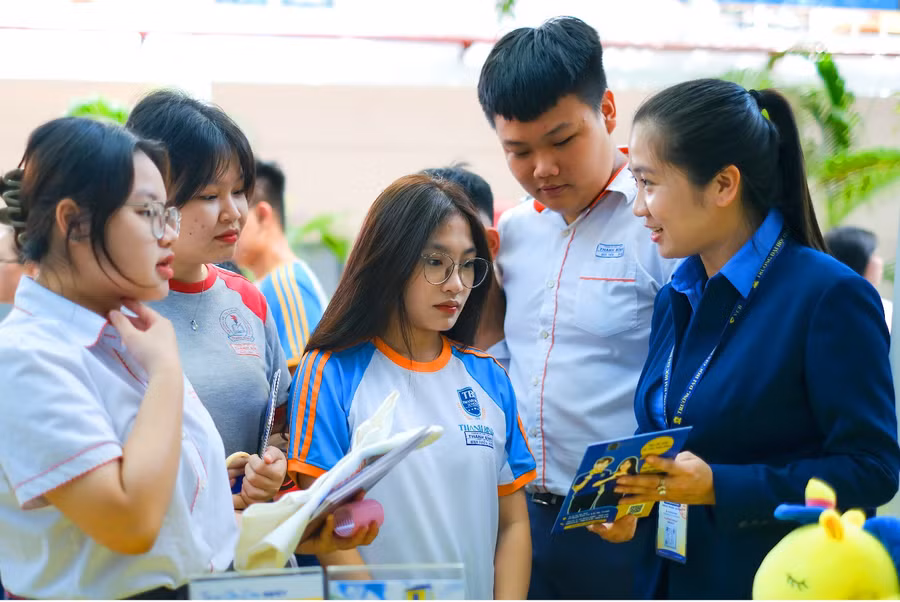 Thí sinh đặt câu hỏi với chuyên viên tư vấn của Trường Đại học Gia Định. Ảnh: Xuân Trường
