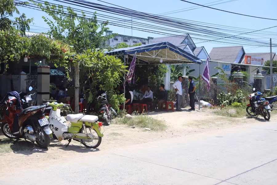Gia đình lo mai táng các nạn nhân trong vụ án. (Ảnh: CTV)