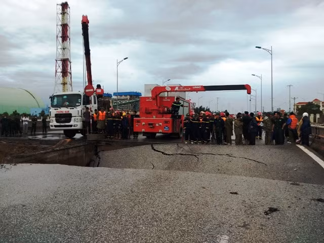 Sau khi xảy ra sự việc, lực lượng cứu nạn, cứu hộ đã điều động người và phương tiện máy móc đến hiện trường để cứu nạn.