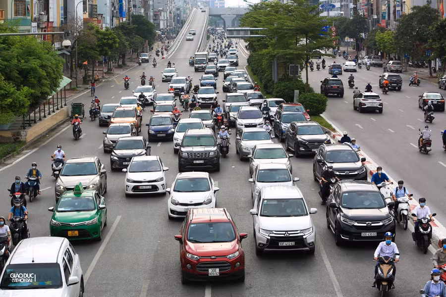Tại đường Trường Chinh hướng đi vào trung tâm TP lượng phương tiện đông đúc.