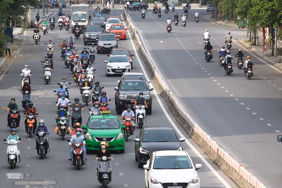 Tại Đường Phạm Ngọc Thạch, lượng phương tiện cũng đã đông hơn những ngày trước đó.