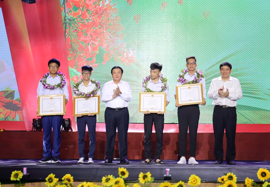 Trao thưởng 4 học sinh đạt giải Olympic quốc tế và khu vực năm 2019