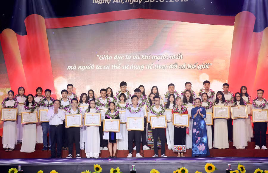 Lãnh đạo tỉnh Nghệ An trao thưởng cho học sinh đạt điểm cao tại Kỳ thi THPT quốc gia 2019 Lãnh đạo tỉnh Nghệ An trao thưởng cho học sinh đạt điểm cao tại Kỳ thi THPT quốc gia 2019