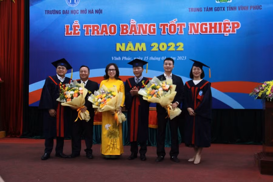 Học viên tặng hoa cám ơn lãnh đạo Trường ĐH Mở Hà Nội và Trung tâm GDTX Vĩnh Phúc Học viên tặng hoa cám ơn lãnh đạo Trường ĐH Mở Hà Nội và Trung tâm GDTX Vĩnh Phúc
