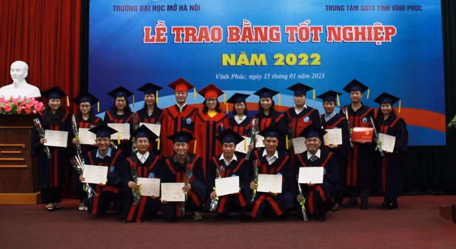 Niềm vui của các học viên khi nhận bằng tốt nghiệp Niềm vui của các học viên khi nhận bằng tốt nghiệp