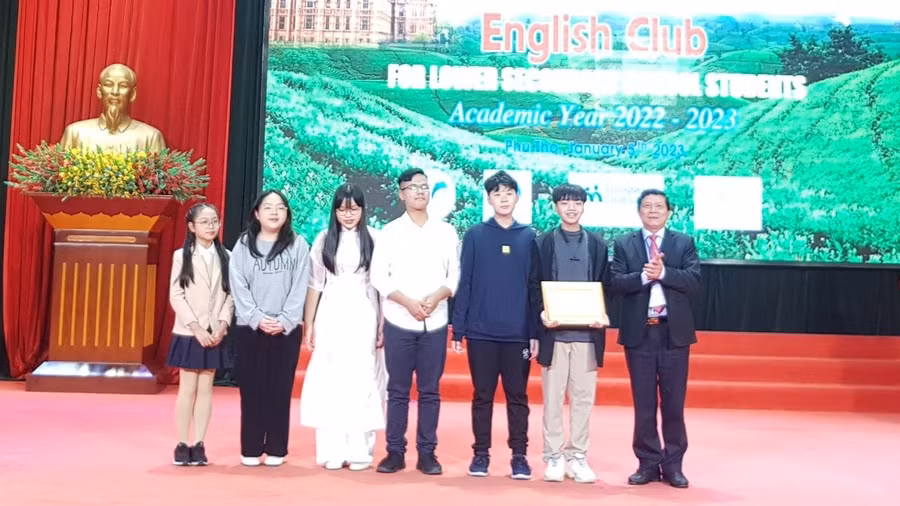 Ban tổ chức trao giải Giải Nhất tập thể cho Phòng GD&ĐT Việt Trì