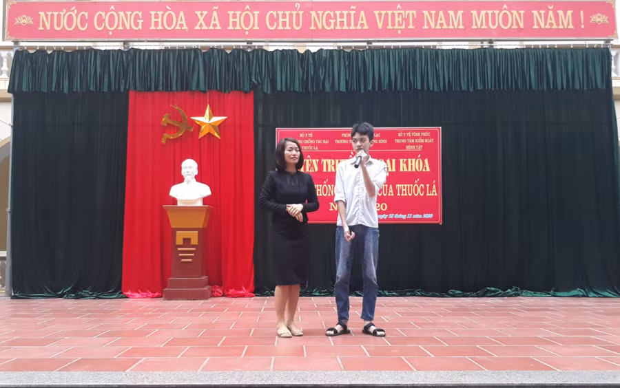 Hoạt động ngoại khóa về phòng chống tác hại của thuốc lá tại Trường THCS Phạm Công Bình. Ảnh tư liệu Hoạt động ngoại khóa về phòng chống tác hại của thuốc lá tại Trường THCS Phạm Công Bình. Ảnh tư liệu