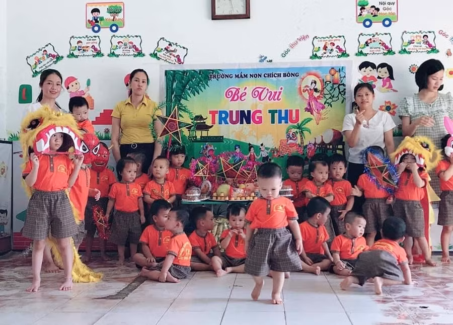 Trẻ vui Trung thu tại Nhóm Lớp độc lập Chích Bông Trẻ vui Trung thu tại Nhóm Lớp độc lập Chích Bông
