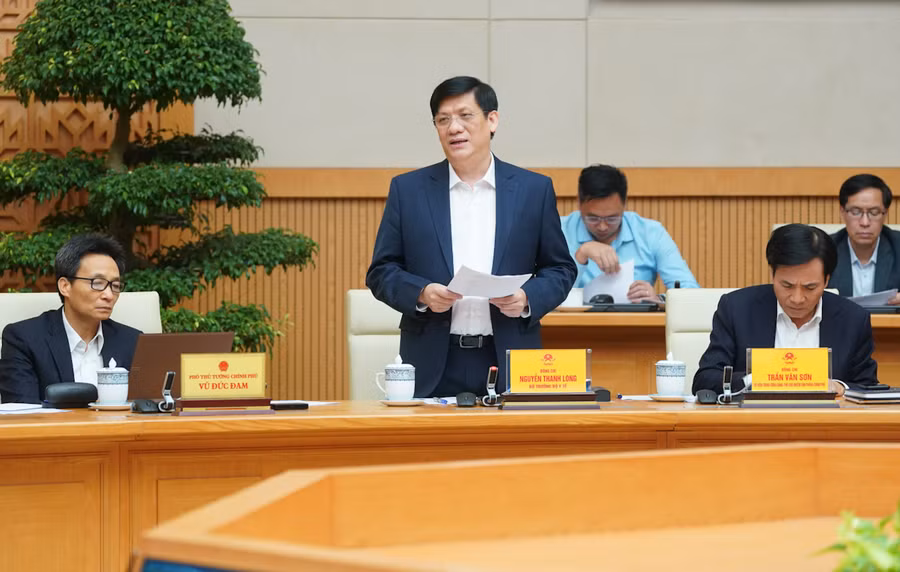 Bộ trưởng Bộ Y tế Nguyễn Thanh Long phát biểu tại cuộc họp Thường trực Chính phủ nghe Ban chỉ đạo quốc gia về phòng chống COVID-19 báo cáo tình hình và các biện pháp phòng chống, chiều 1/12. Ảnh: Chính phủ.