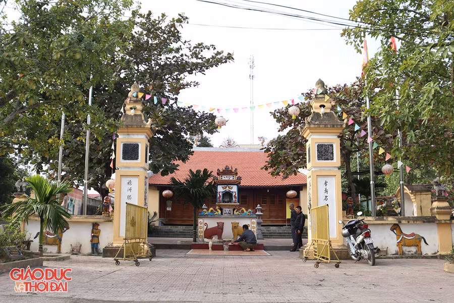 Đền Làng Hiếu tại phường Nghi Hải, thị xã Cửa Lò.