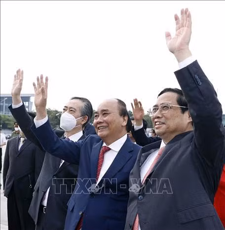 Chủ tịch nước Nguyễn Xuân Phúc, Thủ tướng Chính phủ Phạm Minh Chính và các đồng chí Lãnh đạo Đảng, Nhà nước ra sân bay tiễn Tổng Bí thư Nguyễn Phú Trọng và Đoàn.