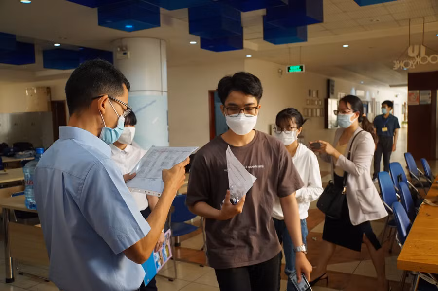 Thí sinh tham dự kỳ thi đánh giá năng lực do ĐHQG TPHCM tổ chức. Ảnh: Mạnh Tùng