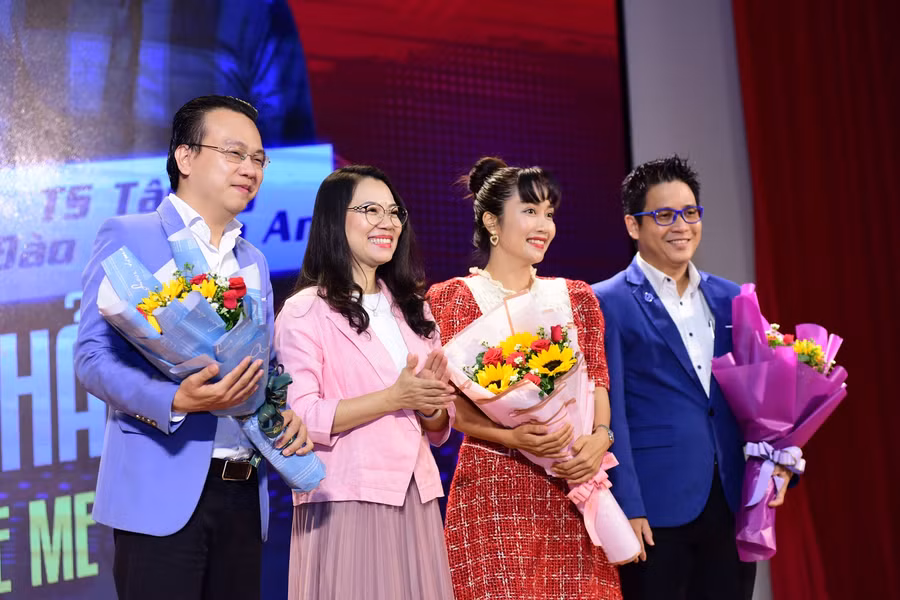 Th.s Trần Thúy Trâm Quyên- Phó hiệu trưởng HIU tặng hoa tri ân Ban giám khảo cuộc thi