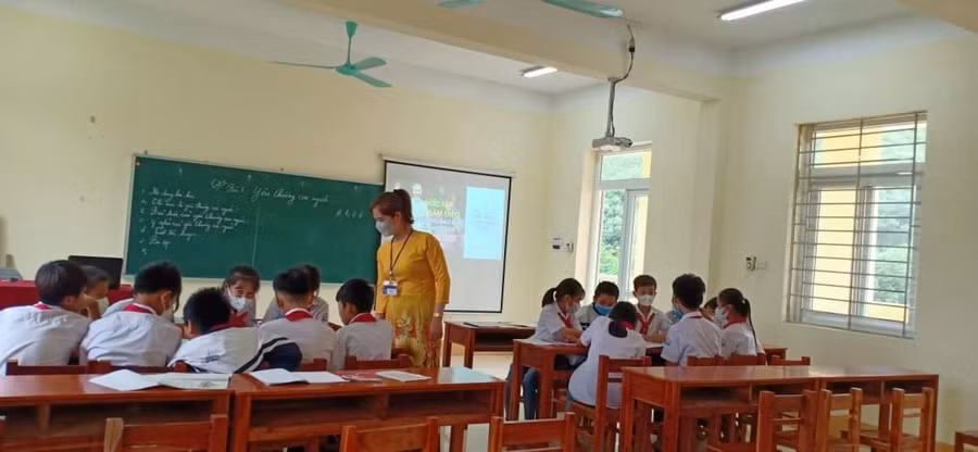 Cô và trò Trường PTDT bán trú THCS Văn Lăng