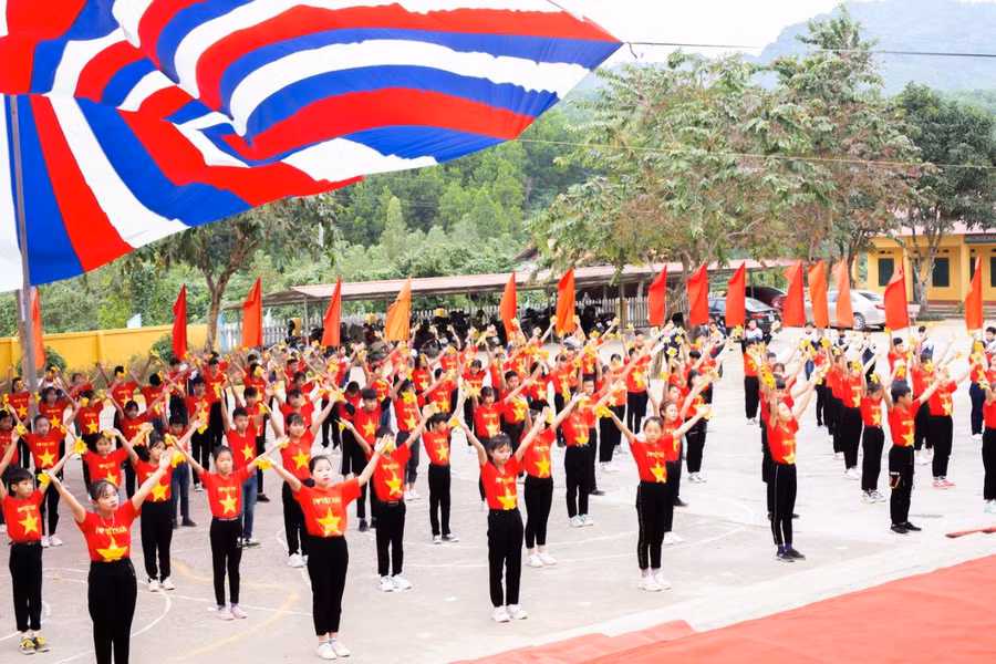 Học sinh trường PTDT bán trú THCS Văn Lăng