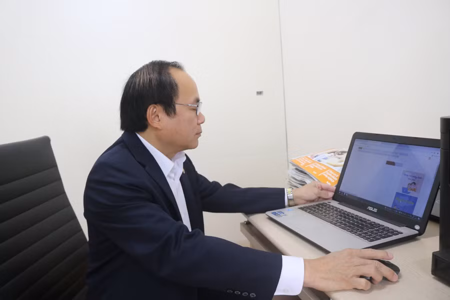 Ông Nguyễn Thái Nam trả lời câu hỏi của độc giả báo Giáo dục và Thời đại tại buổi GLTT