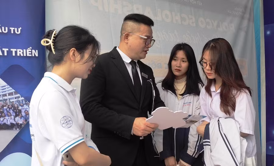 Thầy giáo tư vấn cho học sinh. Ảnh: Thế Lượng.