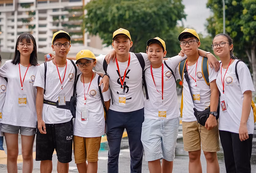 Nguyễn Thành Đạt (thứ 2 từ phải sang) cùng các bạn tham dự trại hè Singapore Nguyễn Thành Đạt (thứ 2 từ phải sang) cùng các bạn tham dự trại hè Singapore